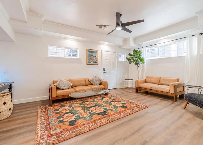 Stylish 2-Bedroom Walking Distance To Downtown
