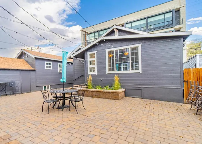 Stylish 2-Bedroom Walking Distance To Downtown
